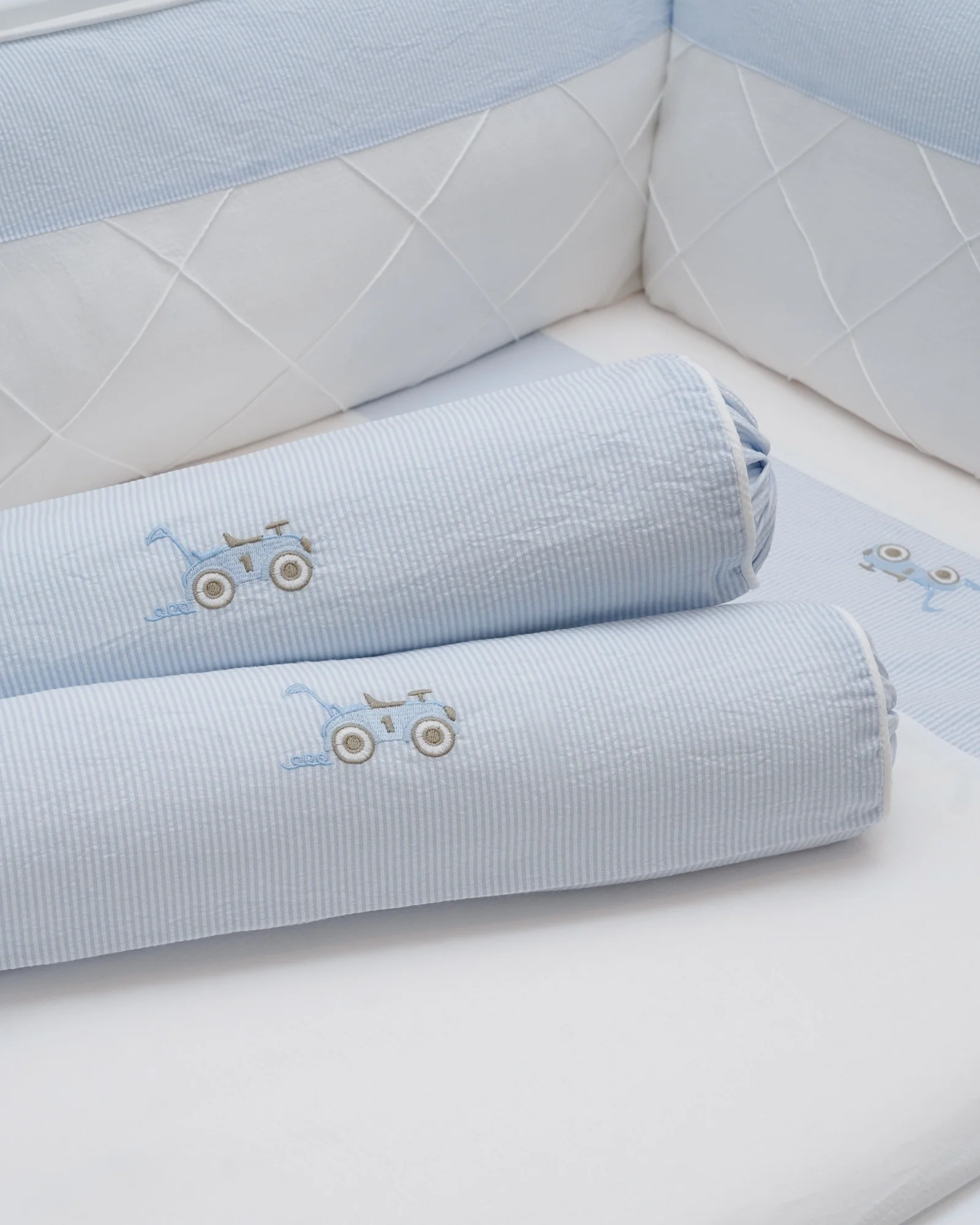 bolsterss-vintage-car-theme-elegant-smockers-sri-lanka